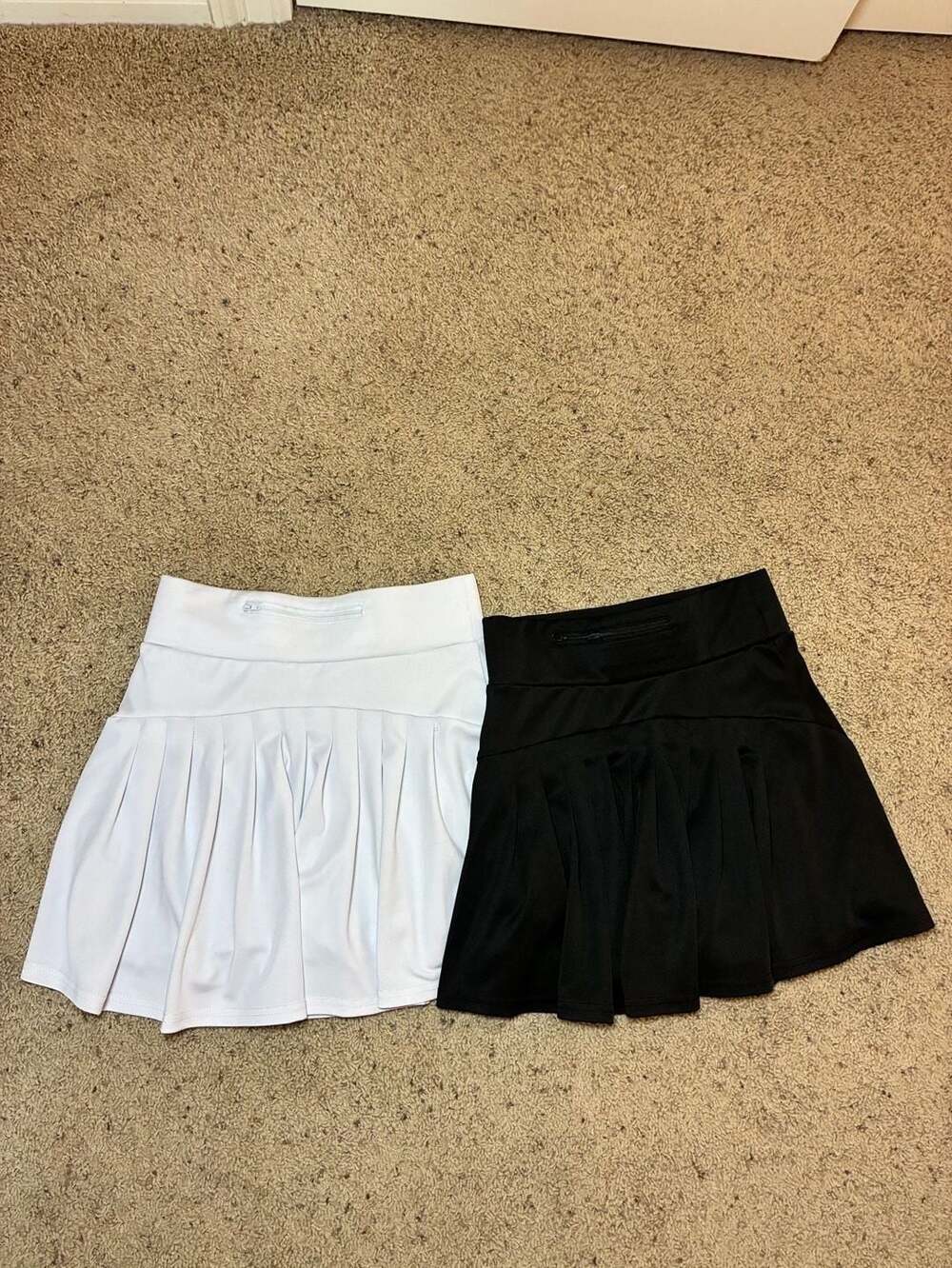 Athletic Pleated Skort with Zipper Pocket (Black and White Set) small